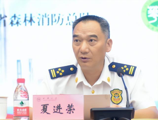 中纪委最新通报：9名官员被查，2人主动投案