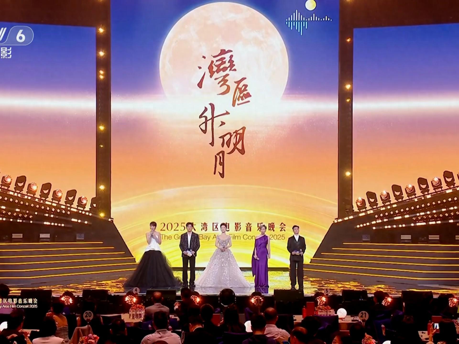 大湾区音乐会收视爆了，一屋子专业歌手，愣是没唱过两个跨界演员