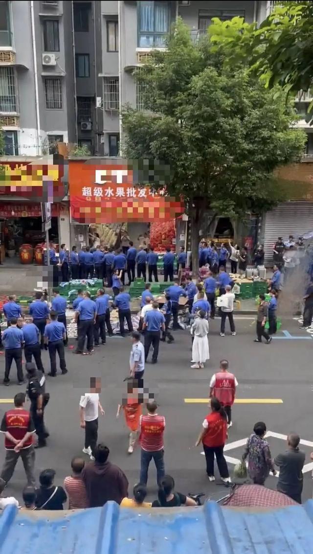 执法人员清理占道水果现场