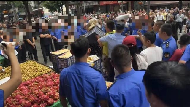 男子掀翻水果摊现场