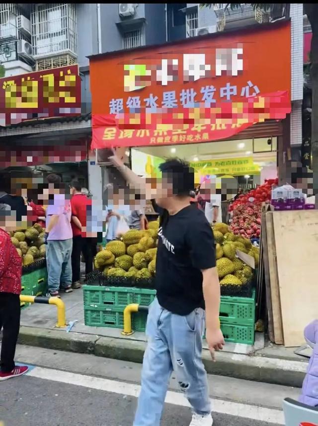 涉事水果店占道经营