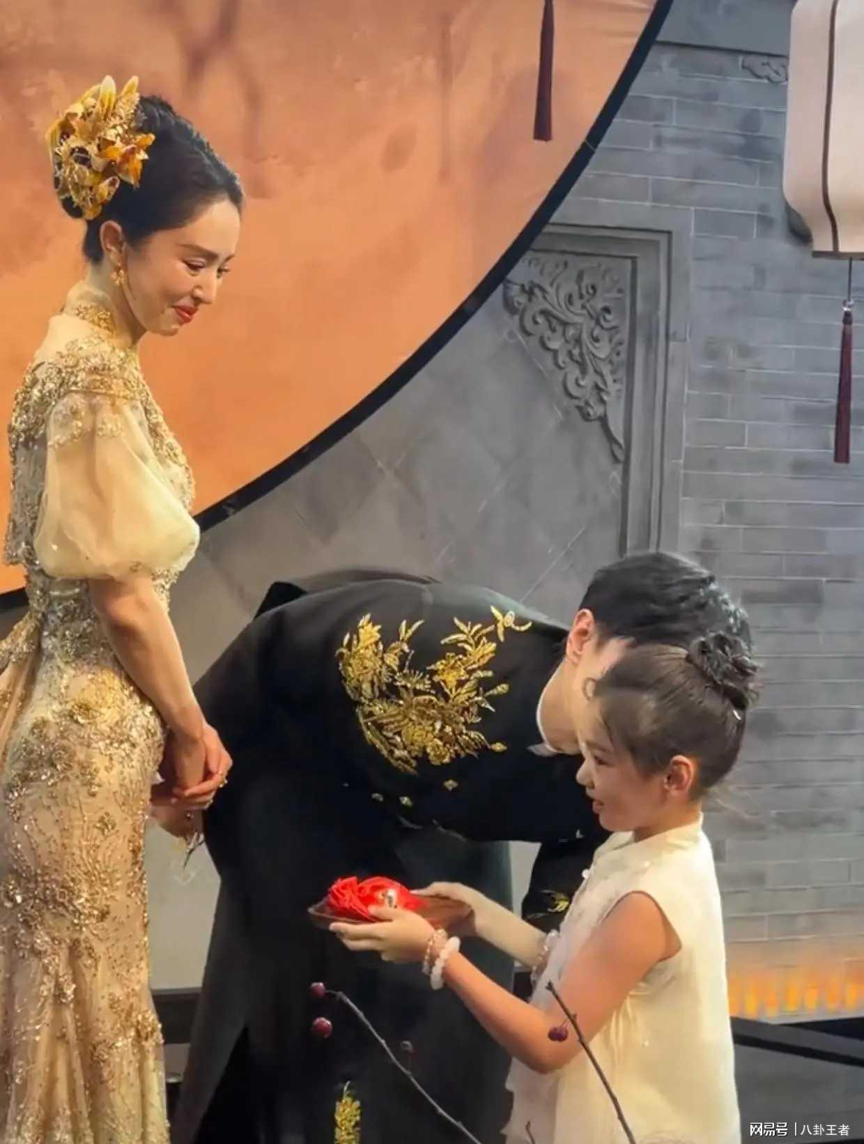 张维伊婚礼亲小酒窝遭拒，小酒窝求助董璇未果引热议