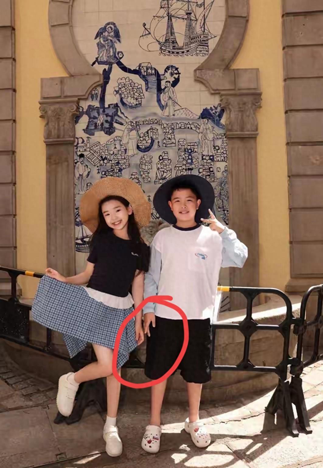 董璇女儿小酒窝与朵朵澳门欢乐游，董璇安心享受二人世界