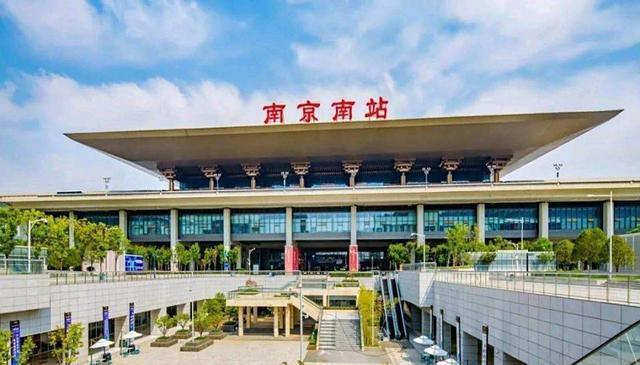 美国游客惊叹南京南站：中国基建与科技融合的典范