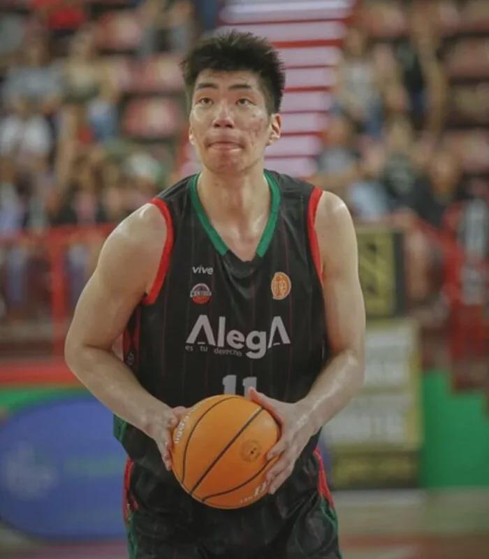 余嘉豪西班牙联赛首秀9+3！中国男篮替补中锋的海外征程