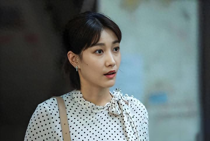 长相普通却资源不断？冯小刚力挺，揭秘被低估的星二代啜妮