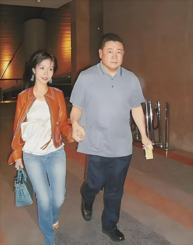 吕丽君儿子罕见现身，与姐姐搀扶父亲，父子长相差异引热议