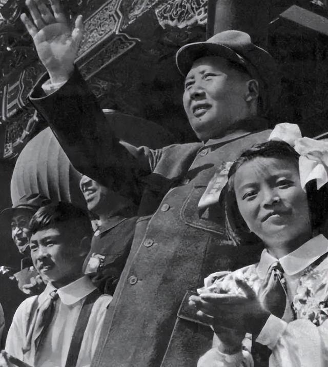 1951年毛主席表兄国庆大典中途离席，主席直言：你不是千岁