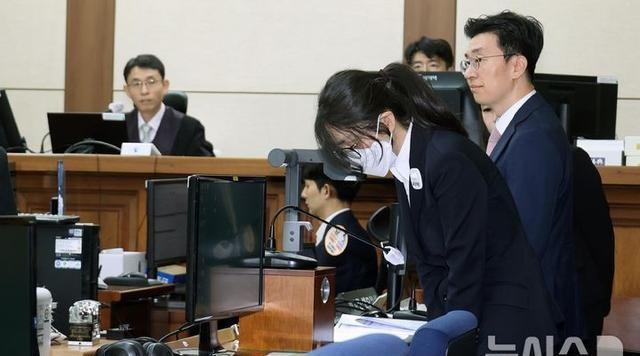 金建希被捕后露面了：发型凌乱白发明显，和风光时的精致判若两人