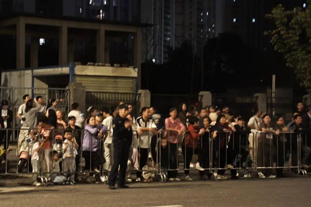 武汉深夜街头爆满！23台花车巡游首秀引热议
