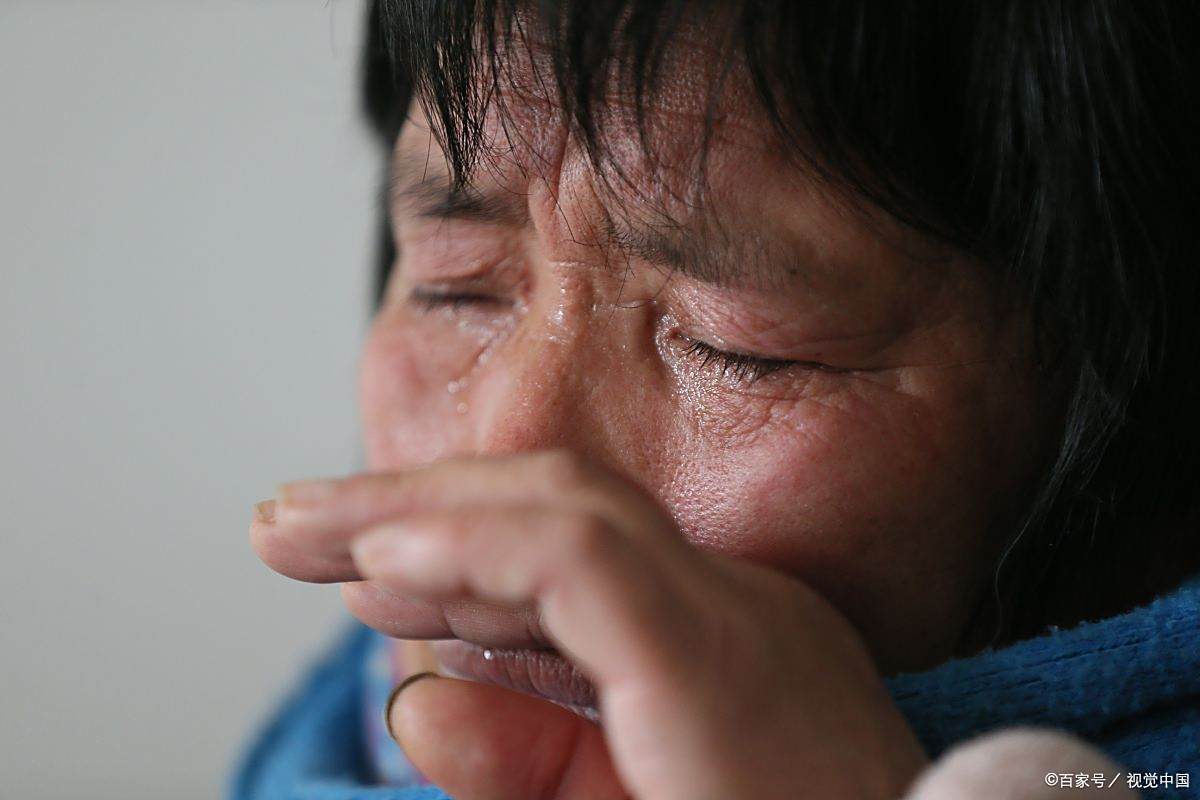 我让家暴父亲净身出户，5年后看见他和我妈聊天记录，我冷汗直流