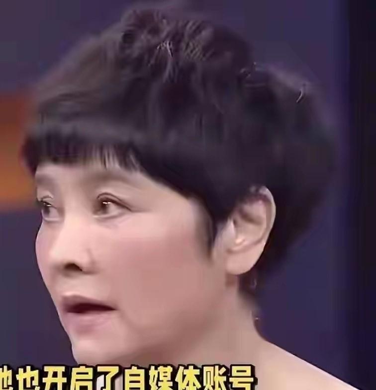 63岁冯远征携71岁妻子回韩城老家，牵手逛古街尽显恩爱