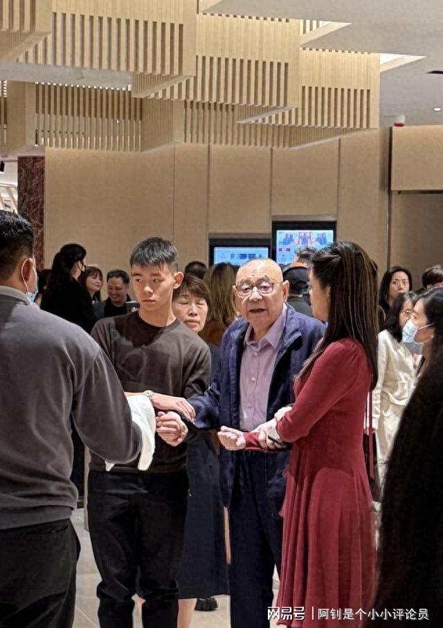 吕丽君子女与刘銮雄合照曝光，甘比女儿同场未互动