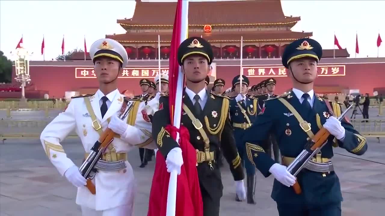 新中国76周年华诞：天安门广场盛大举行国庆升旗仪式
