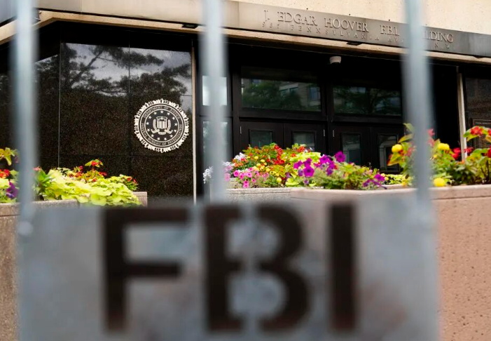 FBI解雇下跪特工：特朗普重返白宫后的政治清洗？