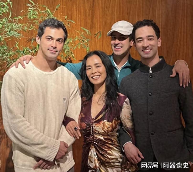 韦唯62岁生日三子齐聚北京，混血儿子颜值爆表温馨满溢