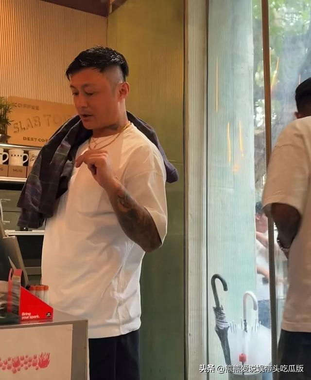44岁余文乐上海街头现身，身材发福皮肤黝黑引热议