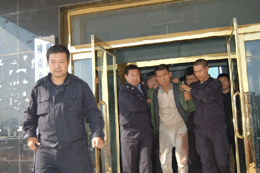建国以来最凶残屠夫：1万军警围山方擒获，起因竟是一车猪肉