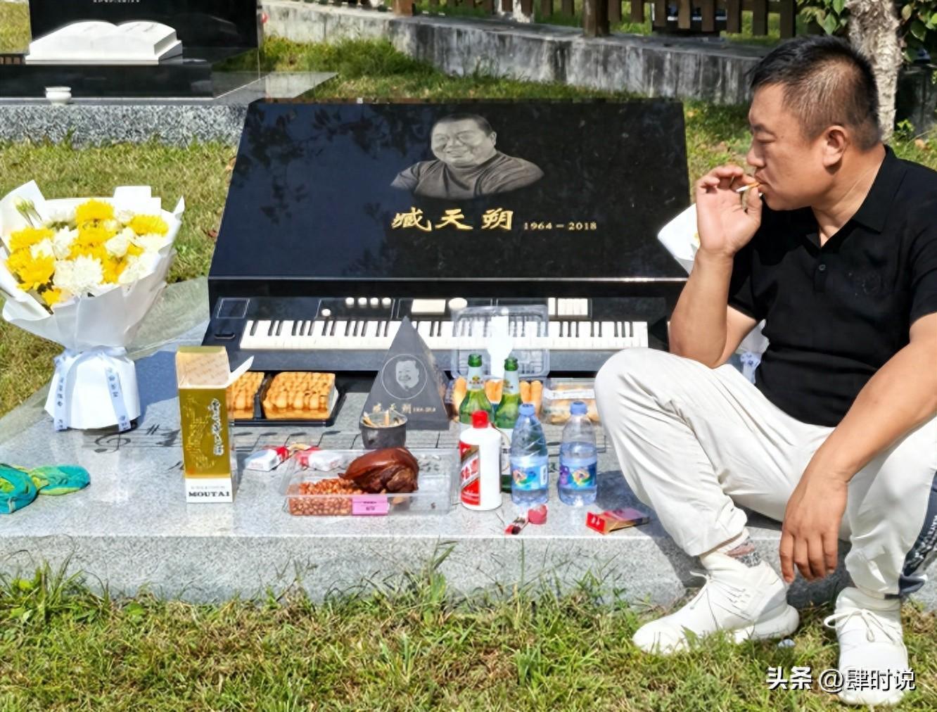 臧天朔去世7周年祭：墓前茅台未启引热议，情义长存人心