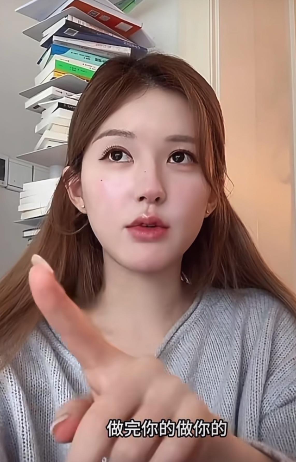 赵露思直播模仿鸡排哥引热议，赞其管理能力超群
