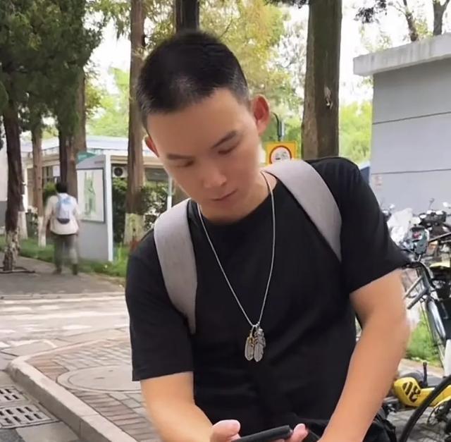 谢浩男乘高铁返深：父爱迎接与商业期待交织