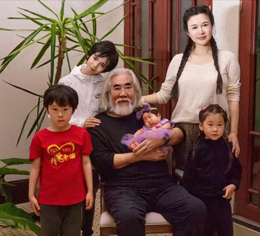 唐国强73岁仍活跃：家庭困境与两个残疾儿子的背后故事