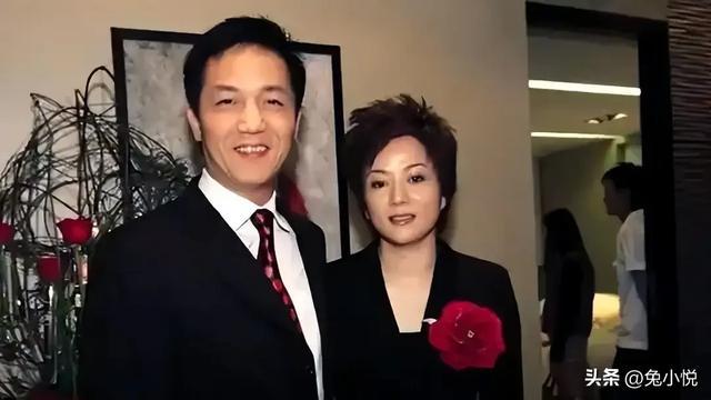 毛玉萍‘繁花夜宴’开业遇冷，旧照难撑场面，时代变迁下的落寞