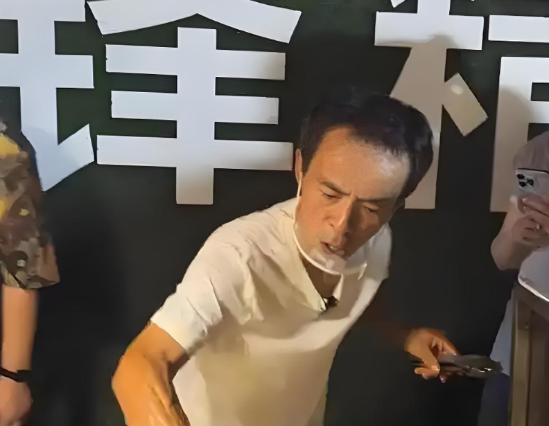 鸡排哥的爆火，才是这个时代的结构性悲哀