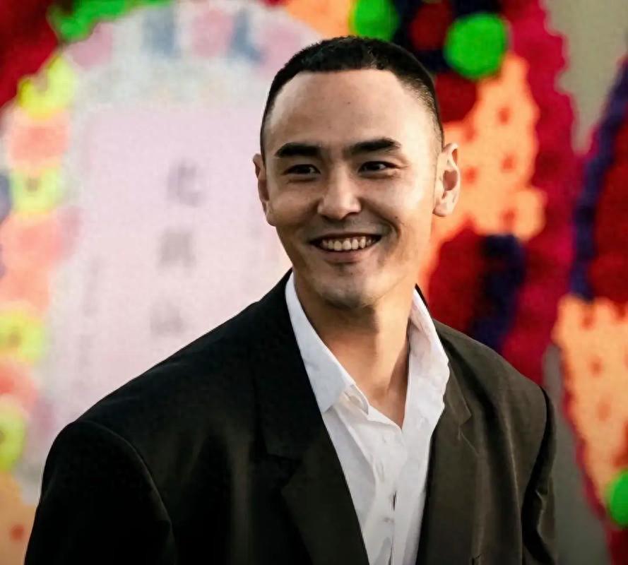 43岁阮经天恋情曝光，与小20岁富家千金相恋，前任许玮甯已生子