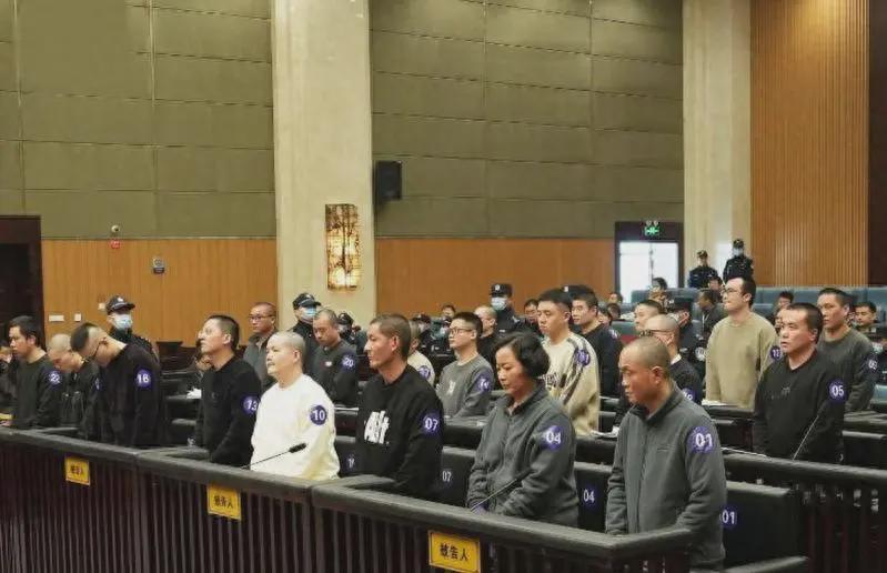 缅北魔头迎末日！明家11人死刑，被关在中国两年，还敢口出狂言