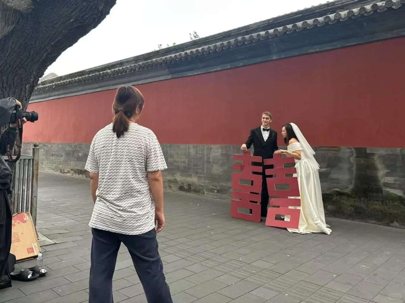 瑞典乒乓选手卡尔伯格与德国华裔选手万远北京婚纱照曝光