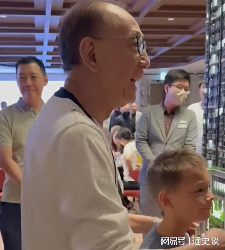 82岁英皇老板杨受成携家族看房 混血孙辈成焦点