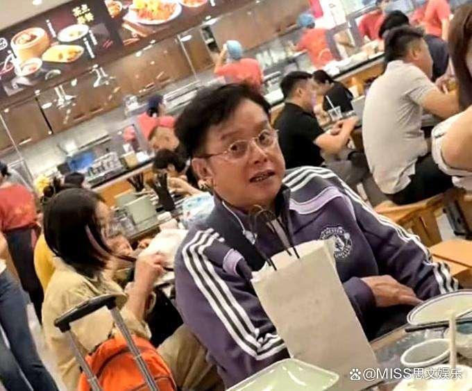 75岁谭咏麟携女友出游！53岁朱颖婷无正式名分 难得同框却不敢并肩坐