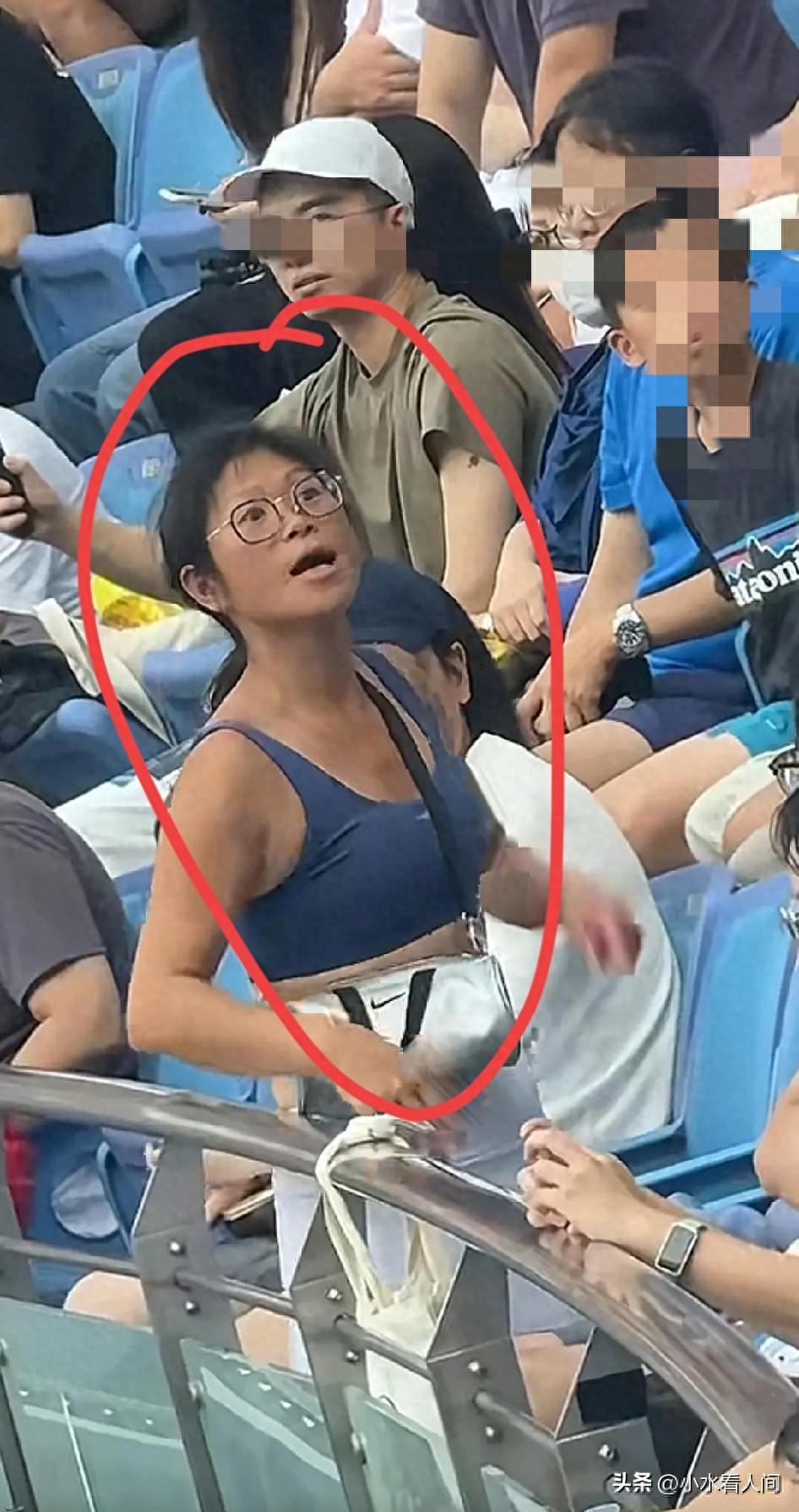 网球赛女子大闹现场遭‘社死’！身份曝光引热议，外籍身份难掩失态