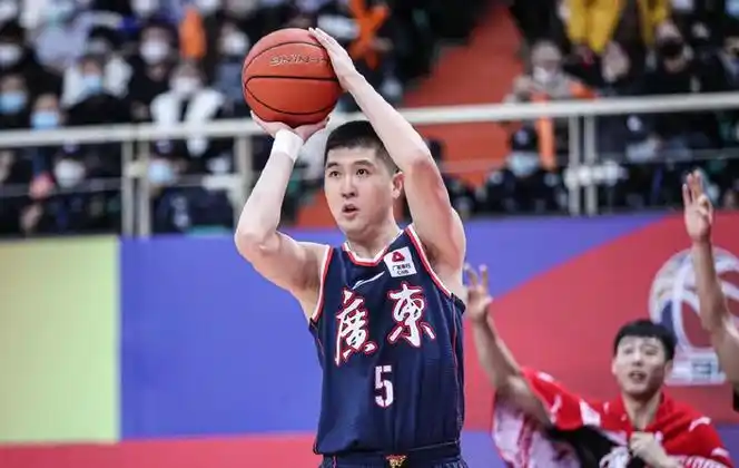 王薪凯正式签约CBA豪门新疆男篮，1年合同年薪超百万