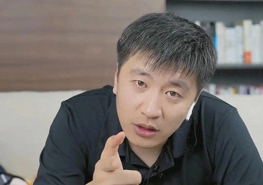 张雪峰事件持续发酵：官媒7字犀利点评，直击教育功利化要害