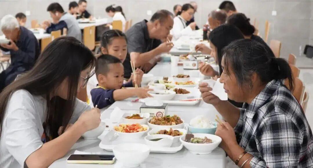 国庆多地机关食堂开放，游客3人9菜仅58元，实惠引热议
