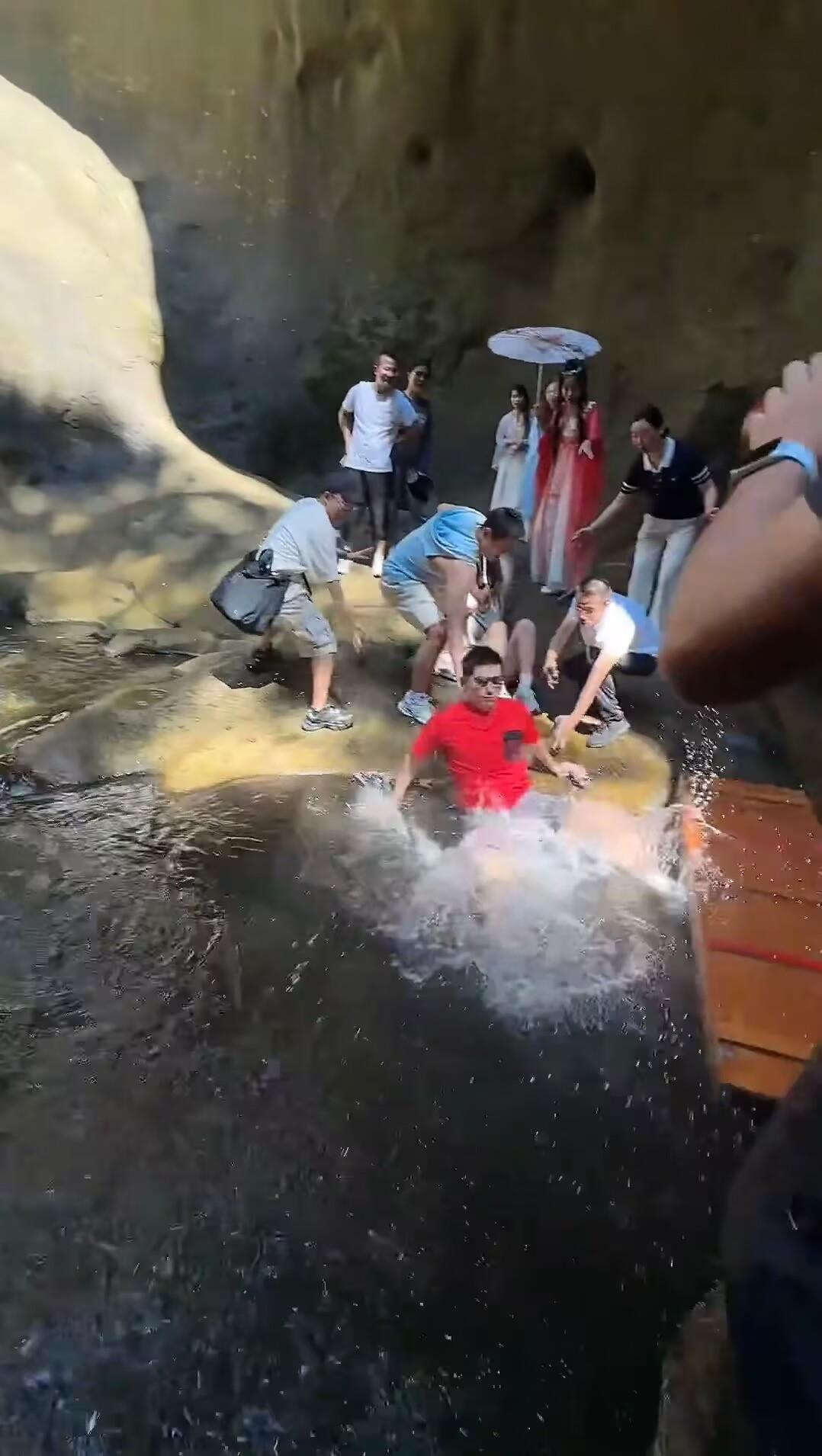 张继科国庆假期景区落水，游客热心相助，景区确认平安