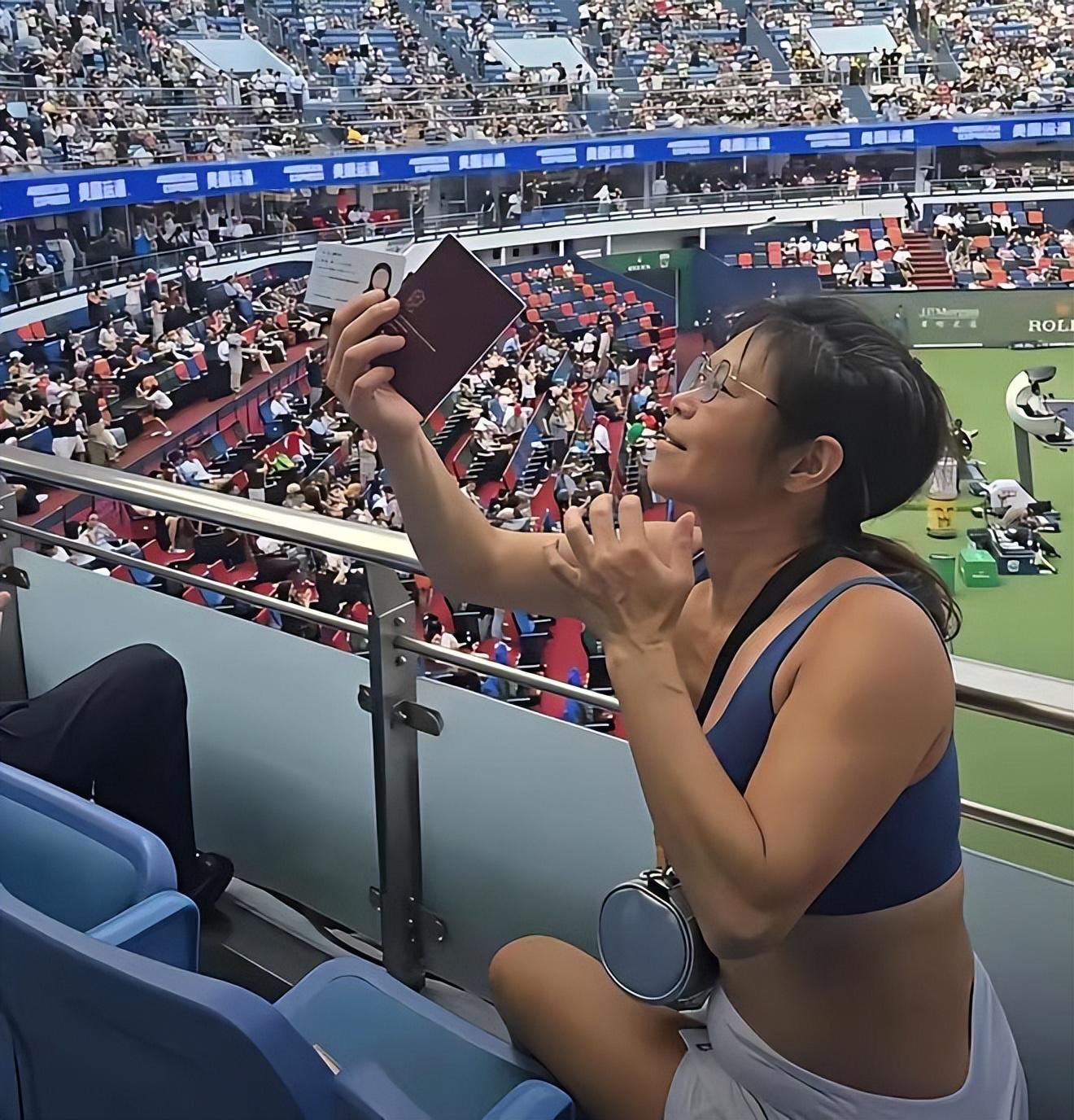 女子赛场闹事被抬后续：身份曝光，试图用特权逃避处罚引热议