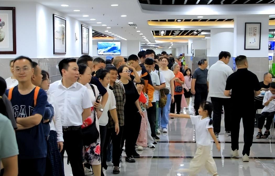 荣昌政府食堂国庆爆满！数千游客尝鲜，多地机关食堂便民举措引热议