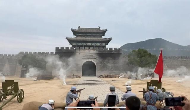 山东景区沉浸式体验：NPC带数百游客‘攻打县城’，道具步枪成热门