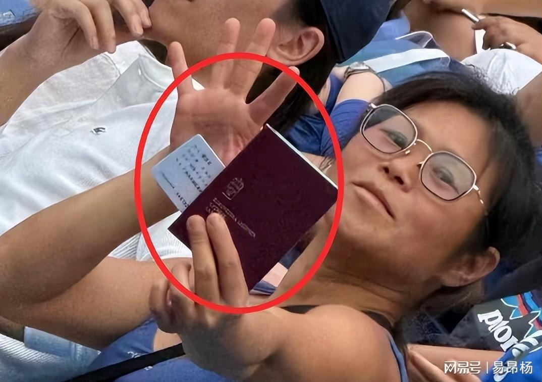 上海网球赛女子挥瑞典护照耍横事件：文明观赛底线何在？