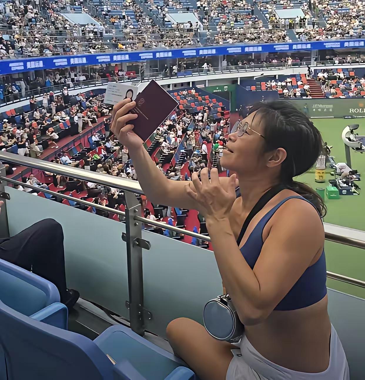 女子上海网球赛大闹后续：儿子护照曝光，丈夫外资高管身份引热议