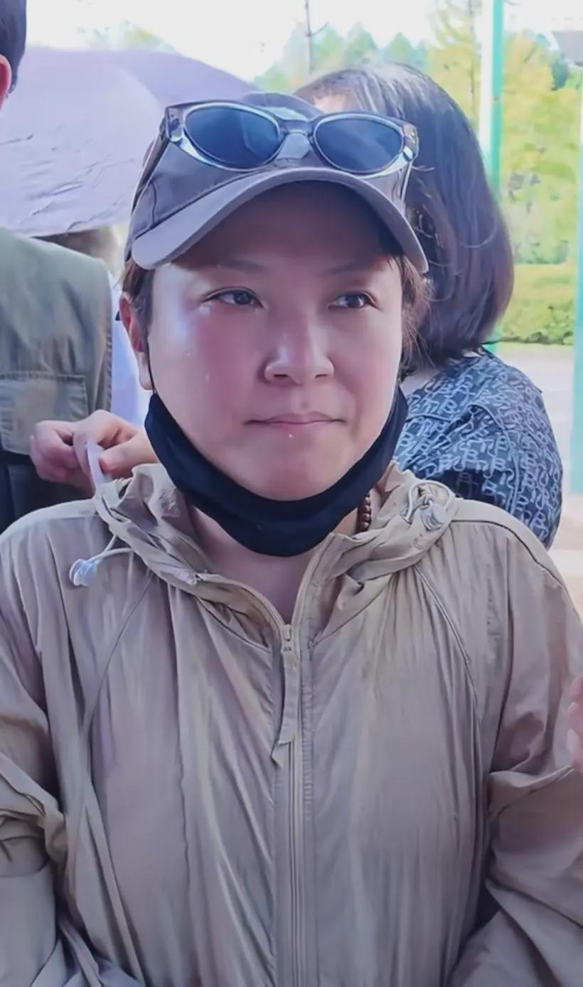 鸡排哥手臂烫伤疤痕引关注，本人回应；鸡排妹谈其健康状况