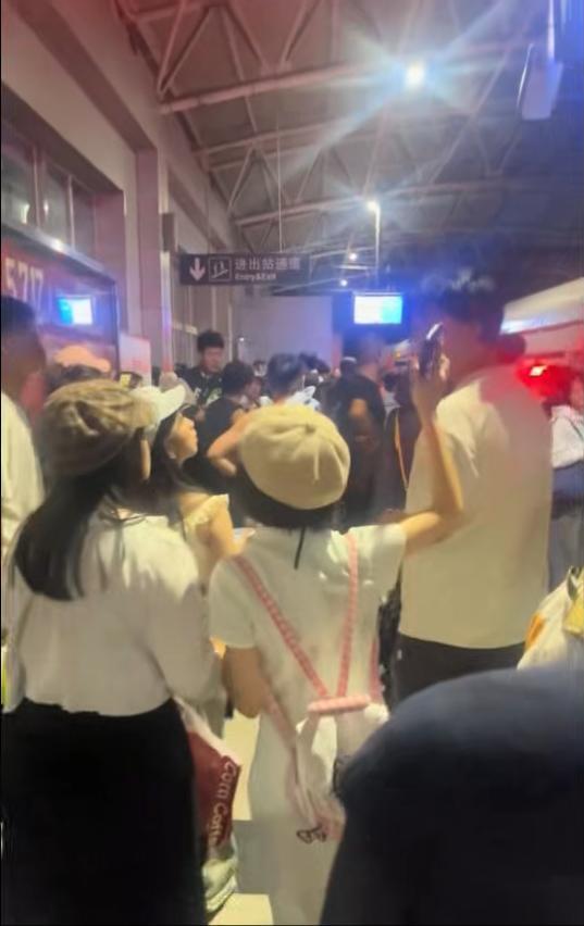 长假首日大连地铁发生意外故障停运一小时，目击者称看到担架和警车，地铁否认和人相撞