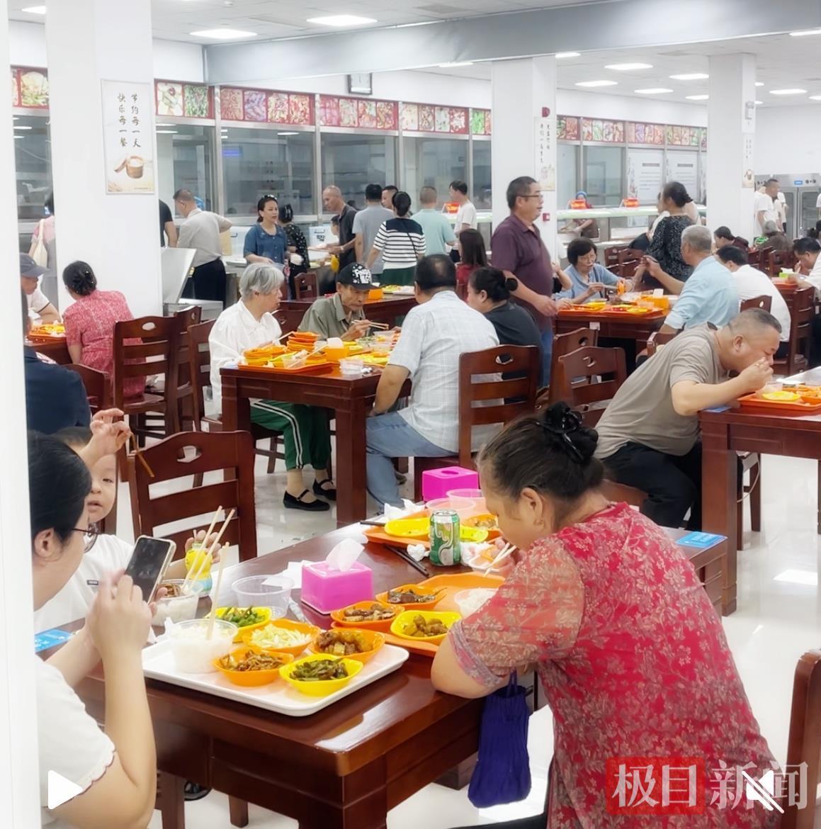 黄冈区委机关食堂国庆开放，15元四菜一汤引游客热捧