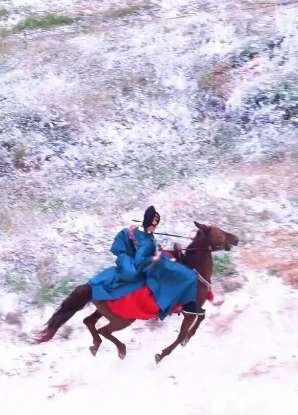 30岁丁禹兮拍戏遇马匹失控险坠马，现场画面曝光引关注