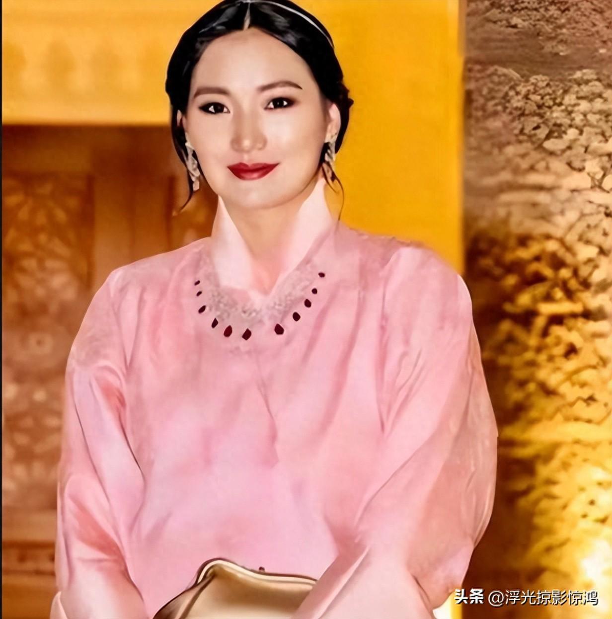 不丹佩玛王后奢华生活：爱马仕、贝嫂高定与四爪龙披肩