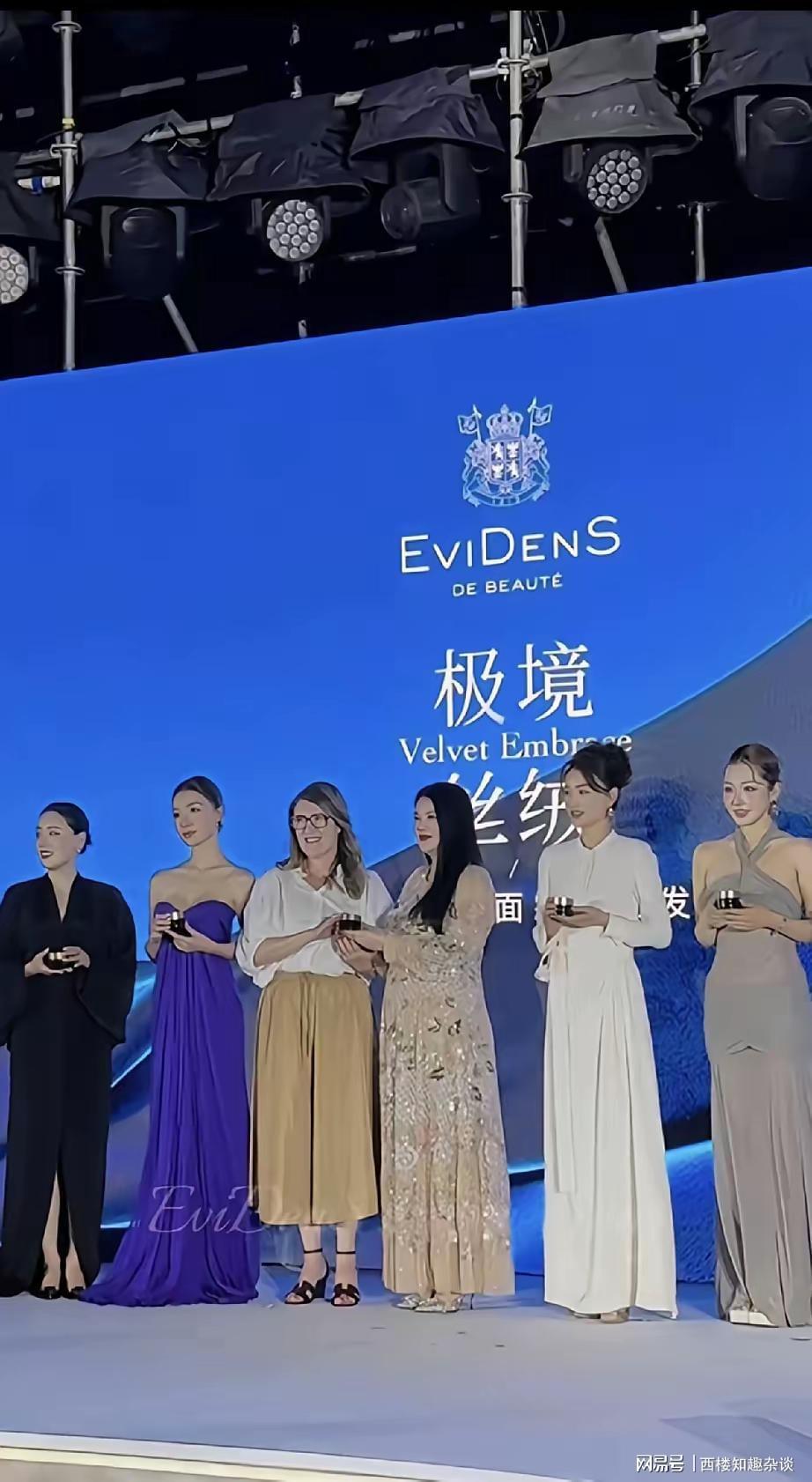 李湘国庆派对现身，身材变化引热议，与美女同框对比明显