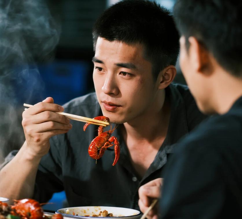 10岁男孩被拐14年后,在大排档吃龙虾,突然说道:这是我父亲的味道